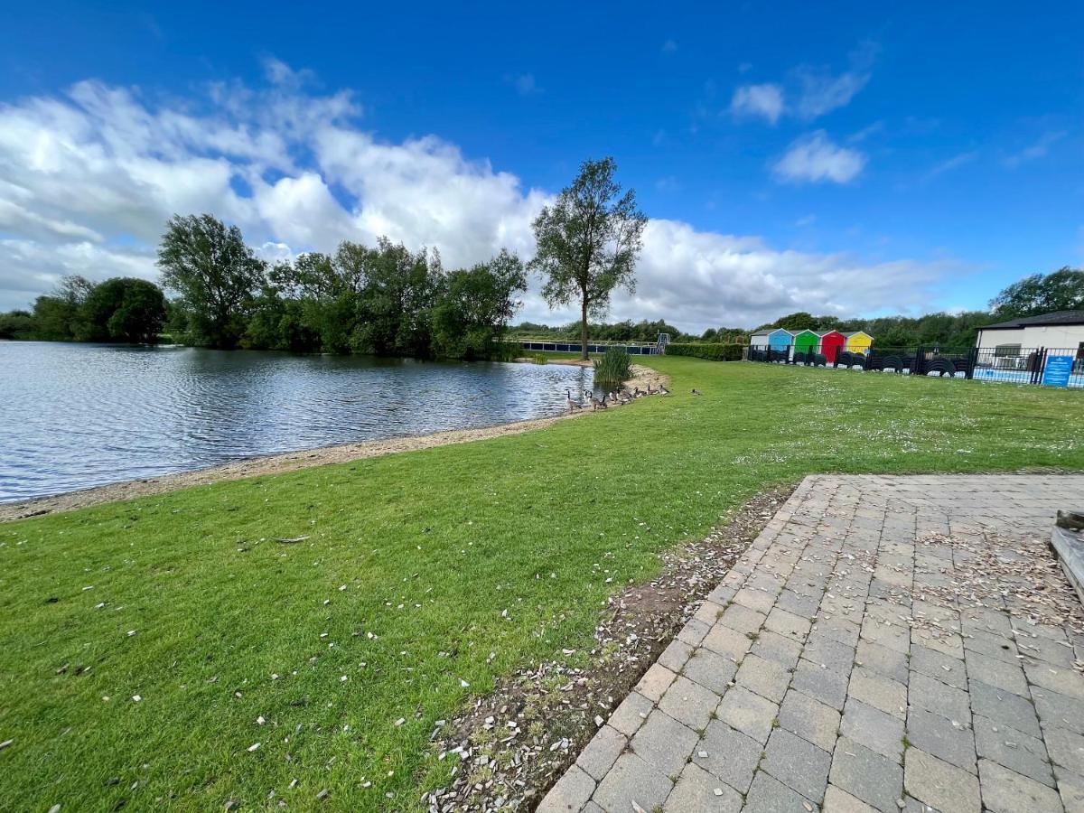 Mallard Corner, Cosy Cotswold Lakeview Lodge South Cerney Dış mekan fotoğraf
