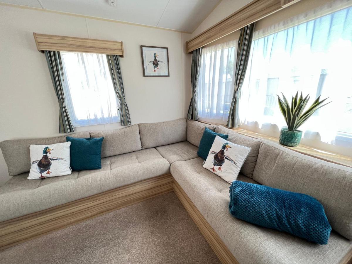 Mallard Corner, Cosy Cotswold Lakeview Lodge South Cerney Dış mekan fotoğraf