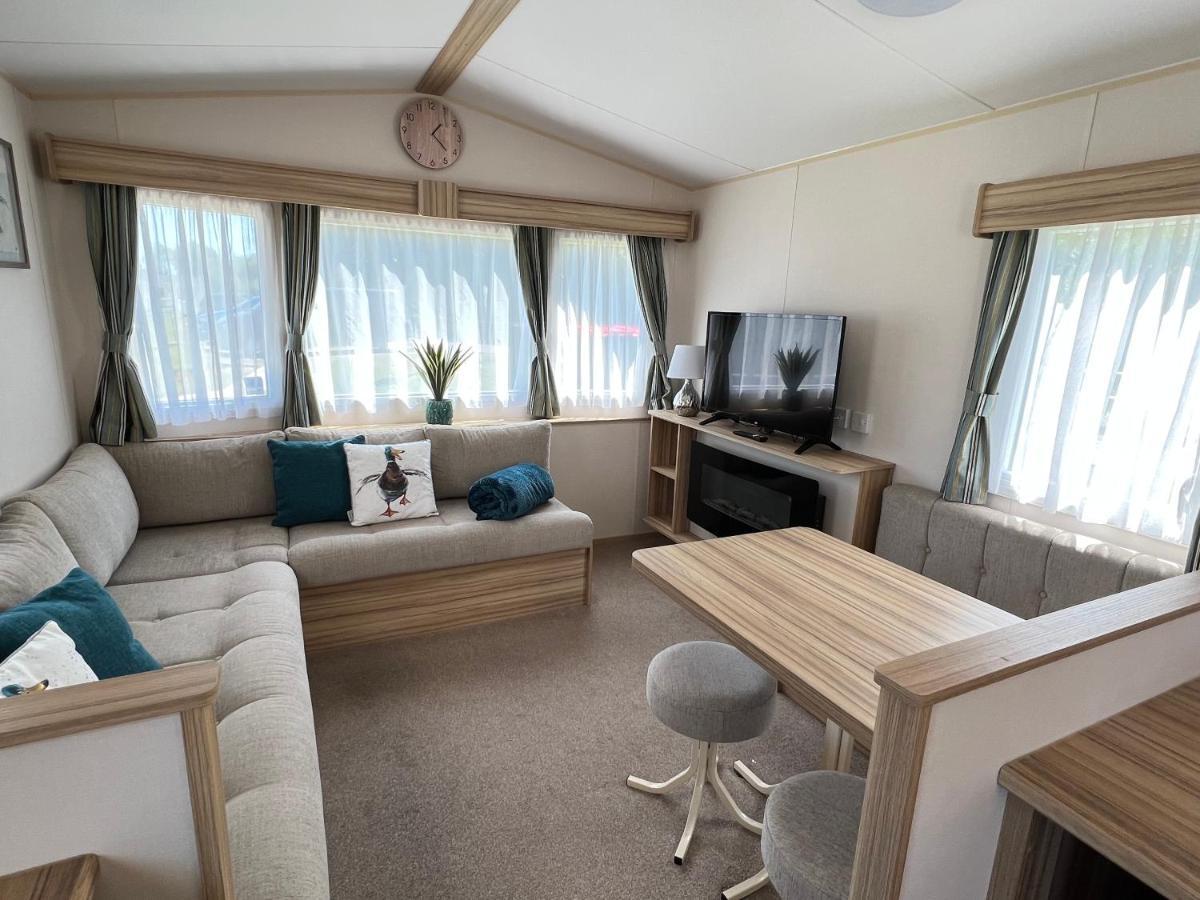Mallard Corner, Cosy Cotswold Lakeview Lodge South Cerney Dış mekan fotoğraf