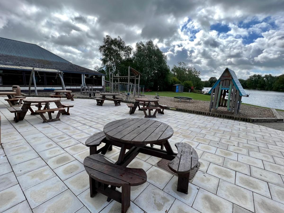 Mallard Corner, Cosy Cotswold Lakeview Lodge South Cerney Dış mekan fotoğraf