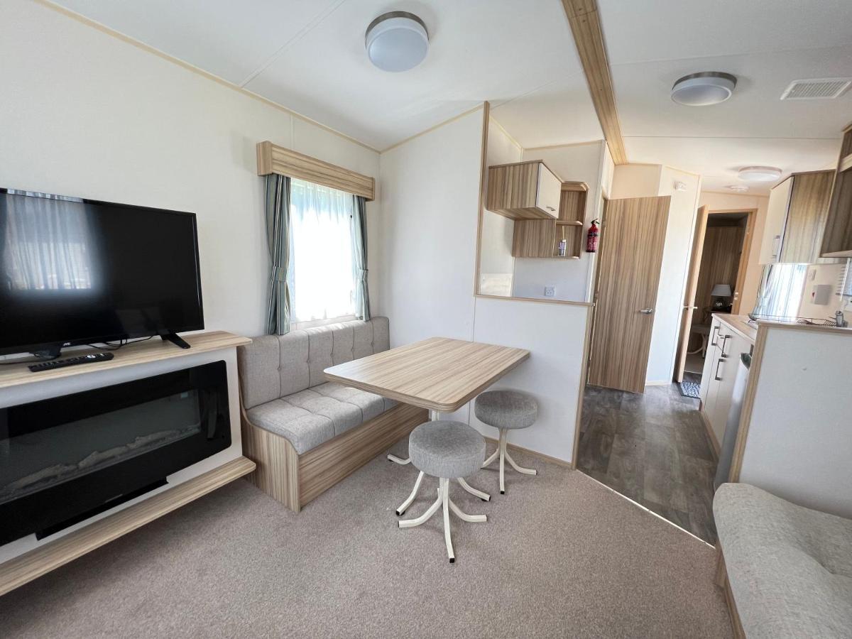 Mallard Corner, Cosy Cotswold Lakeview Lodge South Cerney Dış mekan fotoğraf
