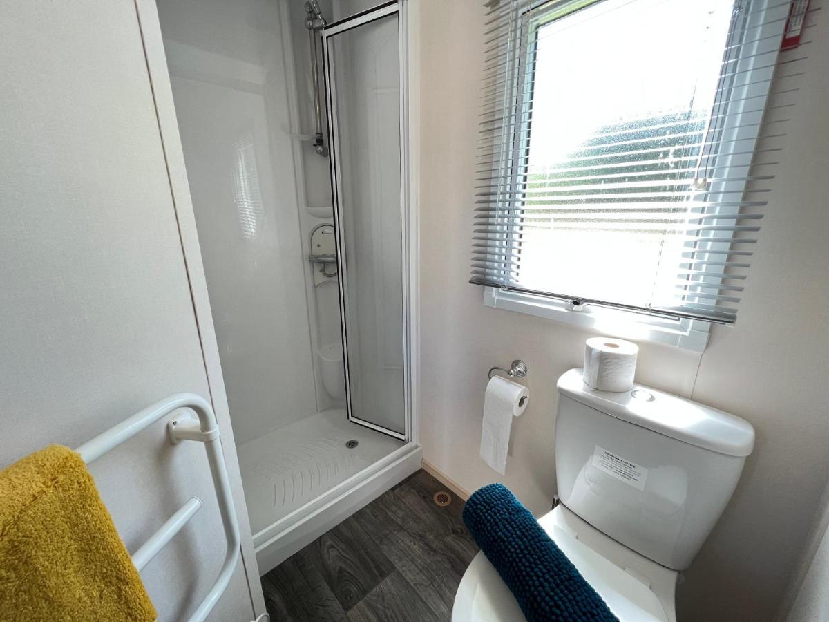 Mallard Corner, Cosy Cotswold Lakeview Lodge South Cerney Dış mekan fotoğraf