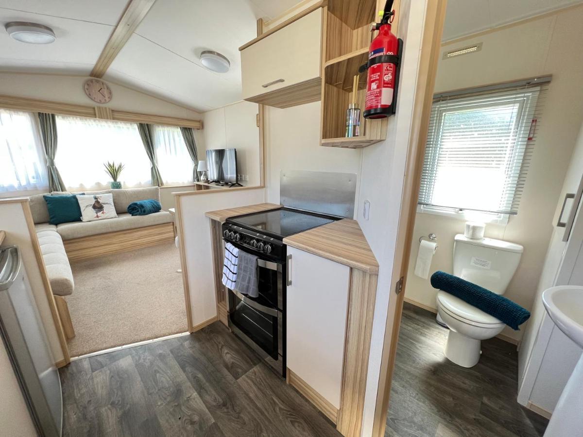 Mallard Corner, Cosy Cotswold Lakeview Lodge South Cerney Dış mekan fotoğraf