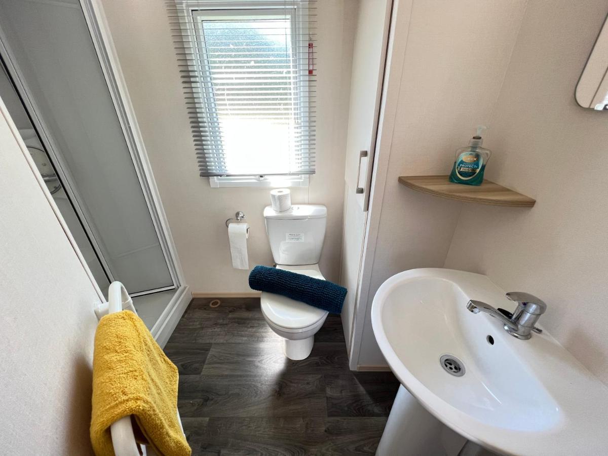 Mallard Corner, Cosy Cotswold Lakeview Lodge South Cerney Dış mekan fotoğraf