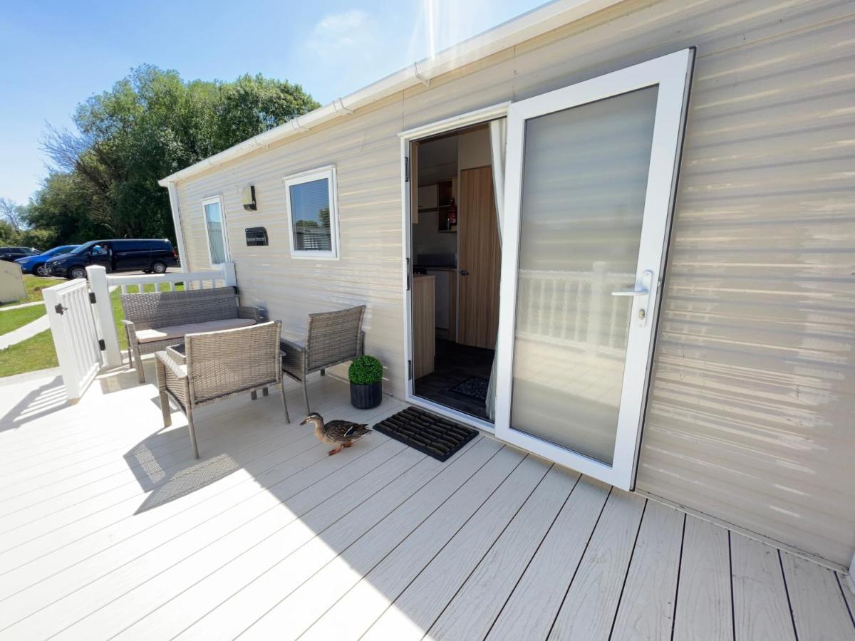 Mallard Corner, Cosy Cotswold Lakeview Lodge South Cerney Dış mekan fotoğraf
