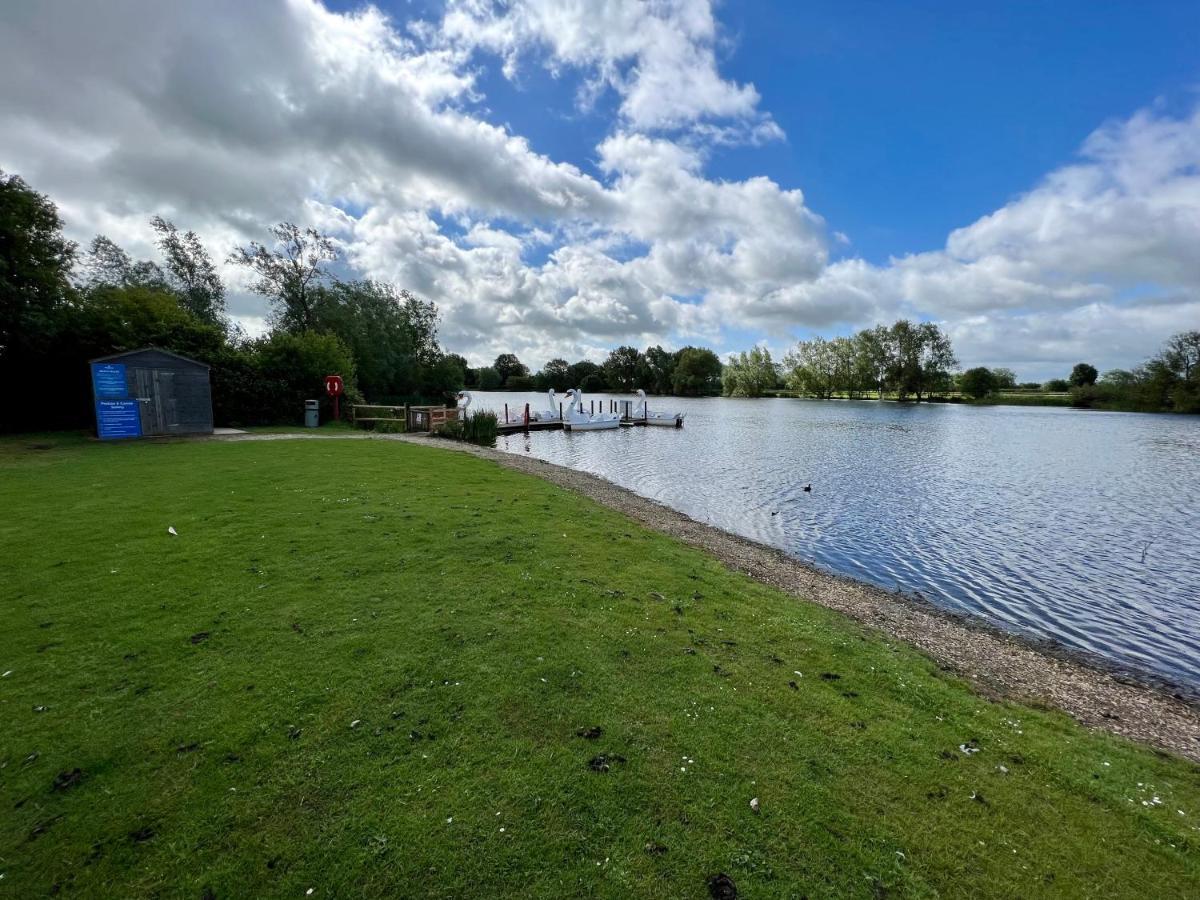 Mallard Corner, Cosy Cotswold Lakeview Lodge South Cerney Dış mekan fotoğraf