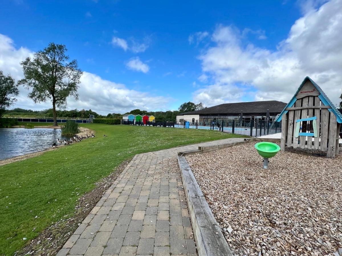 Mallard Corner, Cosy Cotswold Lakeview Lodge South Cerney Dış mekan fotoğraf