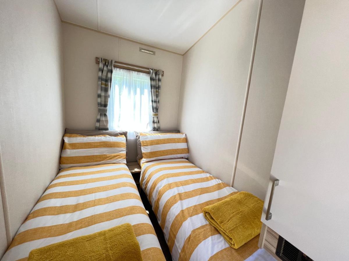 Mallard Corner, Cosy Cotswold Lakeview Lodge South Cerney Dış mekan fotoğraf