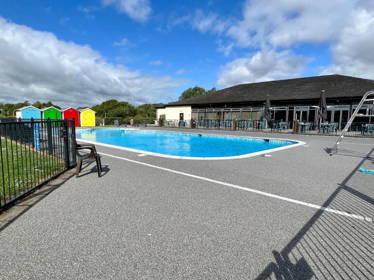 Mallard Corner, Cosy Cotswold Lakeview Lodge South Cerney Dış mekan fotoğraf